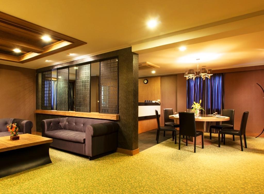 Q Hotel Bangkok Exterior foto