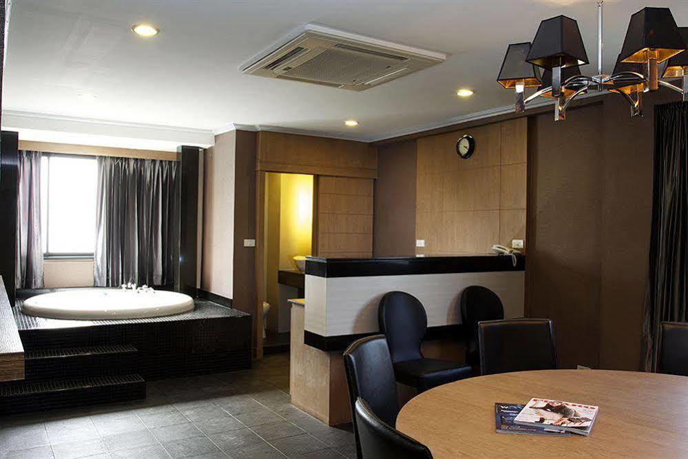 Q Hotel Bangkok Exterior foto